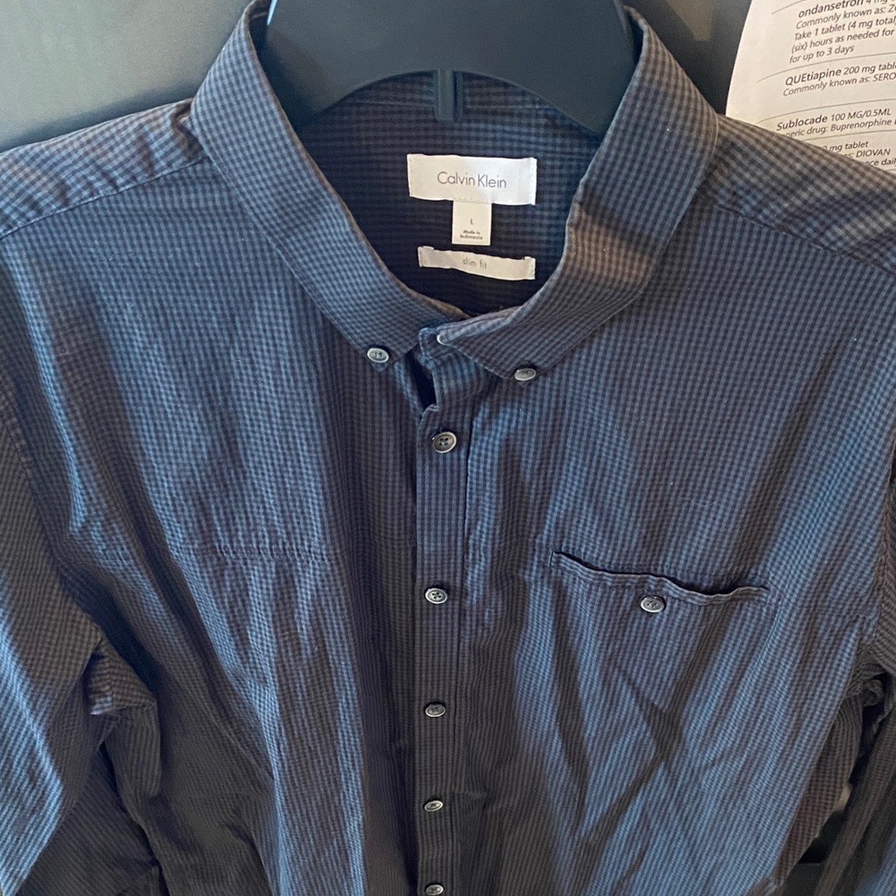 Calvin Klein Large Slim Fit Button Up Men’s Dress Shirt Color Black and Gray.